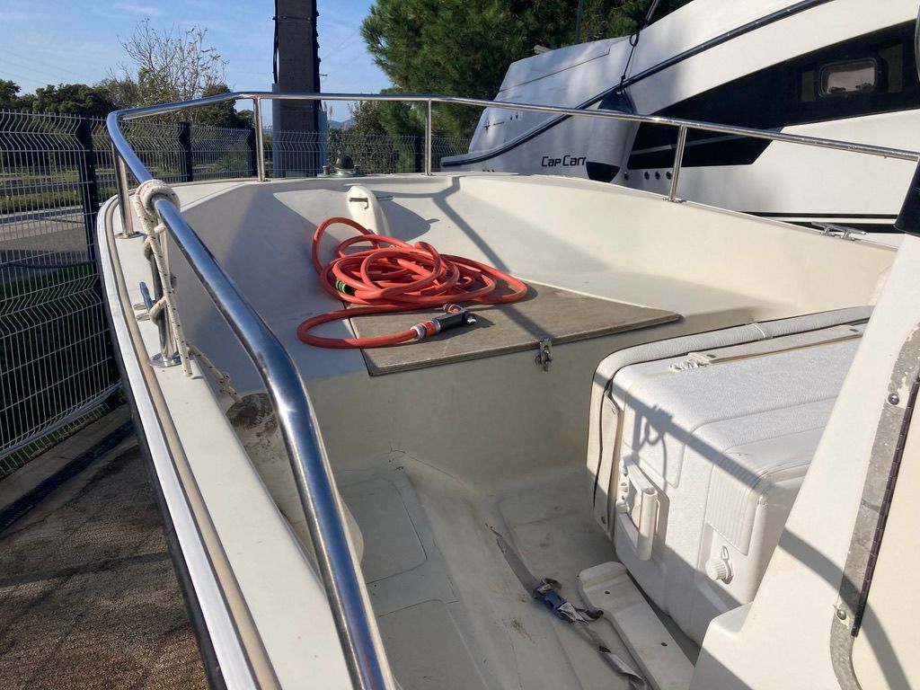 slider 10 Boston Whaler  17 Montauk